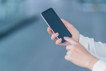 スマホを触る人